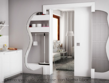 Norma RiBox è un controtelaio per porte scorrevoli a scomprsa che all'occorrenza diventa una dispenza